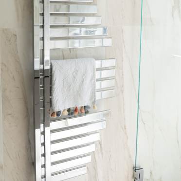 Energy saving towel radiator