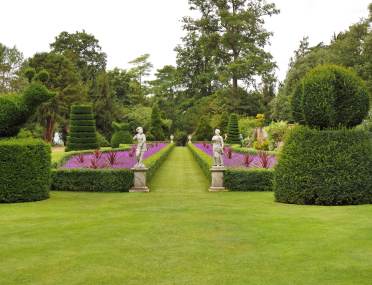 Use sculpted topiary for a Bridgerton-worthy impression
