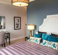 Bedroom with teal cushions and luxury elements