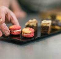Laying desserts on a plate