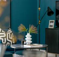 Coffee table with vase and lamp