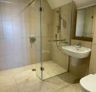 Modern en suite with shower
