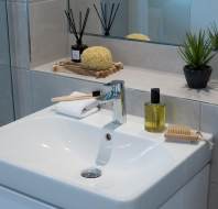 Free standing sink with toiletries