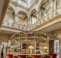 Sunningdale Park horseshoe bar with atrium-bistro