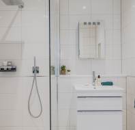 33 Pembroke Court walk in shower in ensuite