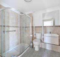 16-Beech-Court-Willicombe-Park-bathroom