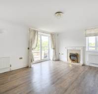 16-Beech-Court-Willicombe-Park-living-room-3