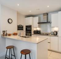 25 Kenne Court at Stanbridge Earls - kitchen