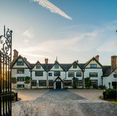 Front view on Stanbridge Earls Manor House