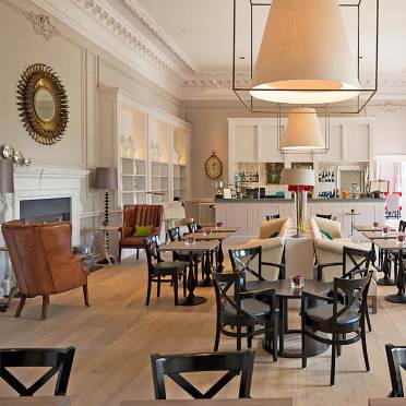 Elegant dining room in pale tones