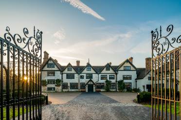 Front view on Stanbridge Earls Manor House