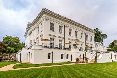 Mansion house with open-air terrace