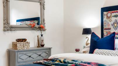 Bedroom with retro décor
