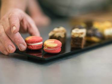 Laying desserts on a plate