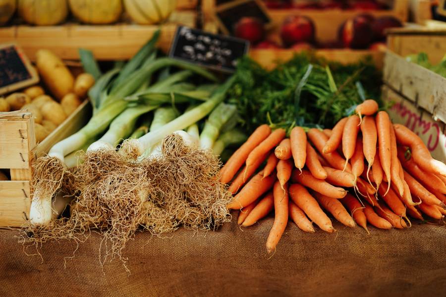Vegetables on the shelves - carrots, leak